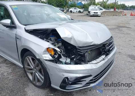 2017 Volkswagen Passat 1.8T R-Line z USA, uszkodzony, nr VIN 1VWDT7A37HC021395